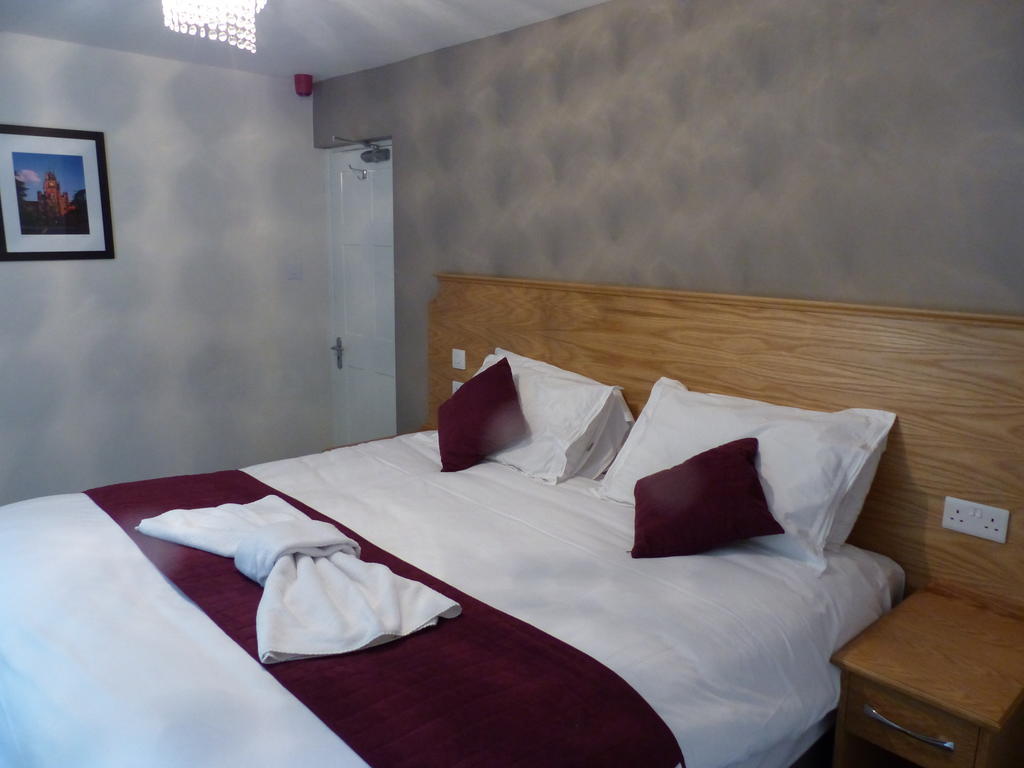The Sun Inn Englefield Green Room photo