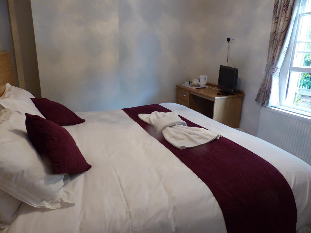 The Sun Inn Englefield Green Room photo